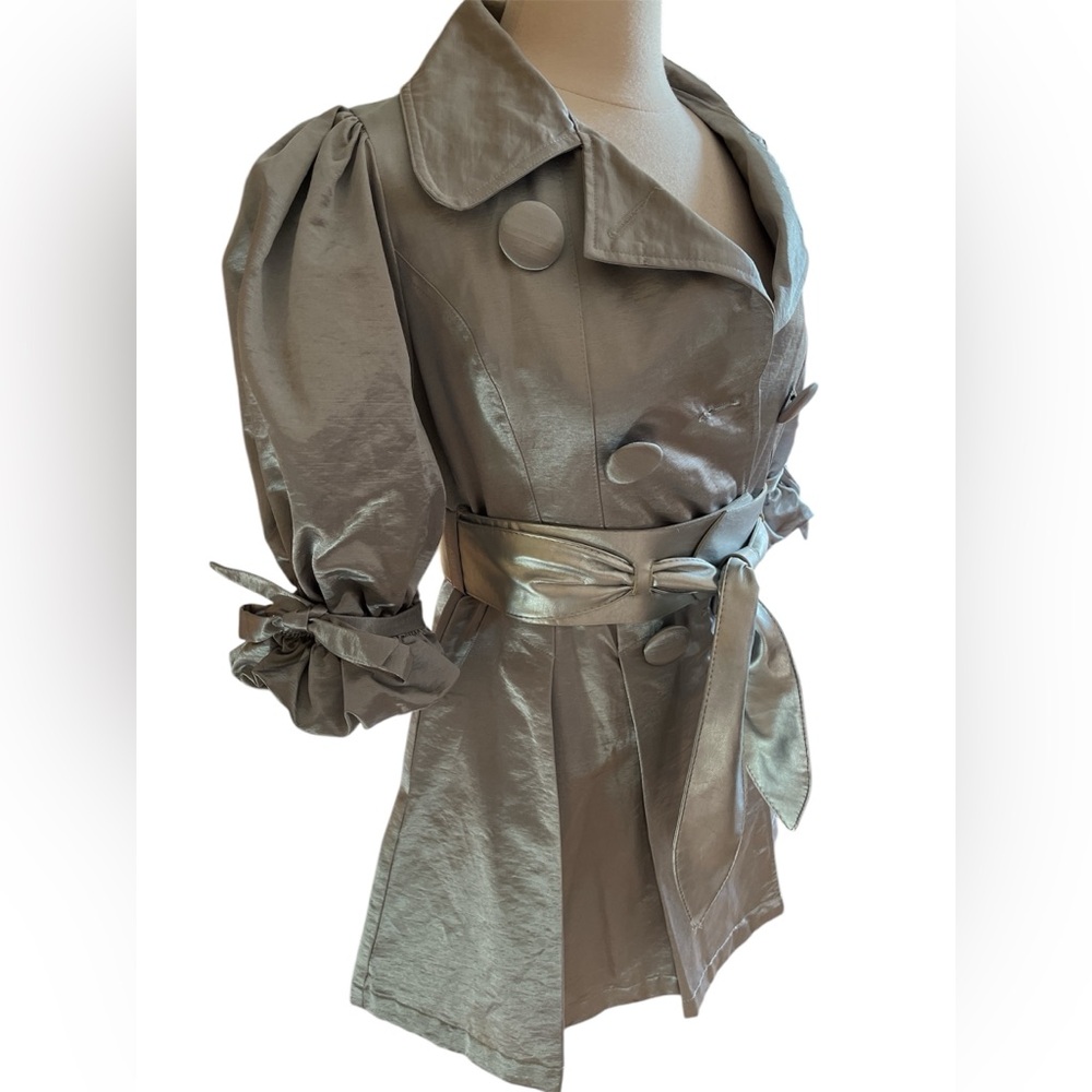 Fashion tomorrow Sliver Metallic Button up trench Coat w/1/4”sleeves & Belt - Picture 3 of 11